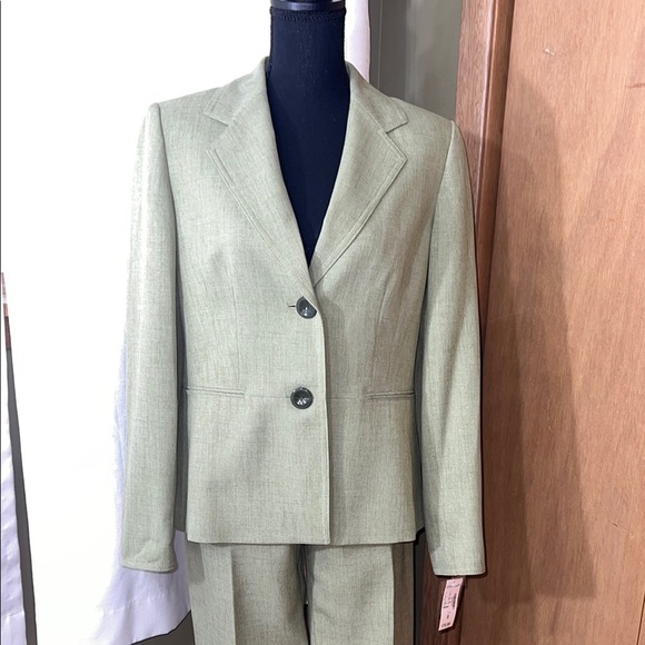 NWT Jones Studio Classic Women's Sage Green Blazer and Pants Set - Picture 3 of 8